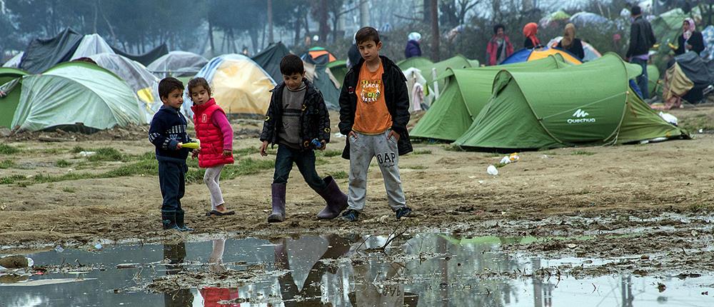 Μαξίμου: Προτεραιότητα να αδειάσουν Ειδομένη και Πειραιάς 