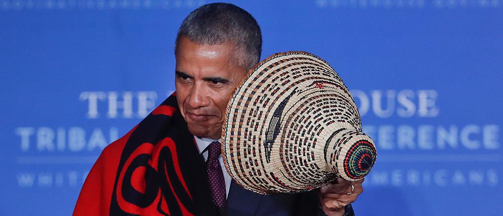 Ο Ομπάμα με… ψάθινο καπέλο και ινδιάνικη κουβέρτα  (βίντεο)