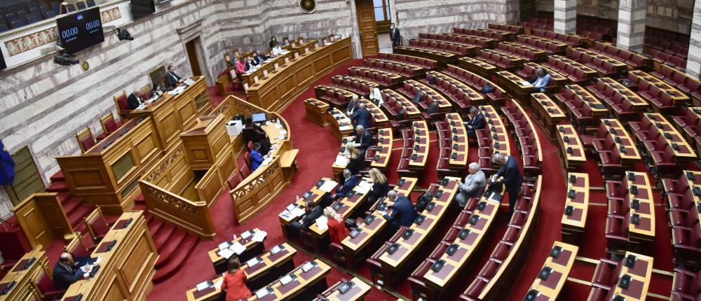 Υποκλοπές - Βουλή: στρουθοκάμηλοι, παπαγάλοι και κόντρα για την Εξεταστική Επιτροπή