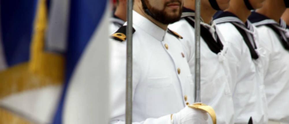 Σοκ: αξιωματικός του Πολεμικού Ναυτικού πουλάει το ξίφος του! (φωτο)