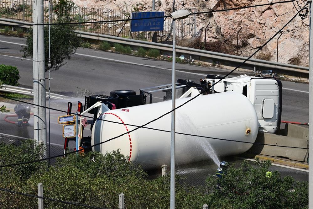 Λεωφόρος Σχιστού - Ανατροπή βυτιοφόρου