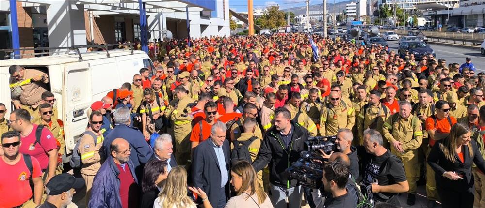 Εποχικοί Πυροσβέστες: Διαμαρτυρία για 12μηνη εργασία (εικόνες)