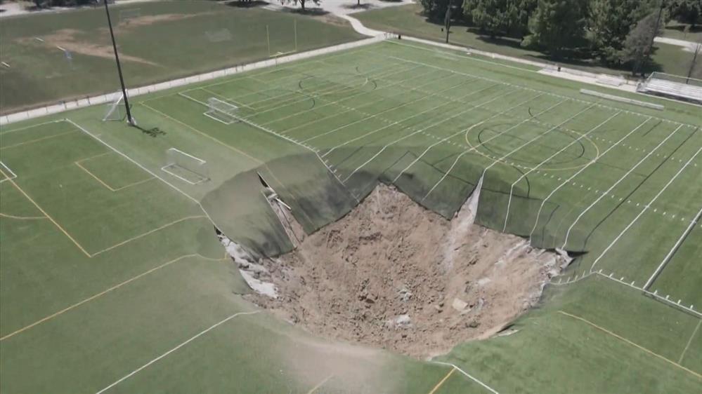 Ιλινόις: Τεράστια τρύπα "κατάπιε" γήπεδο