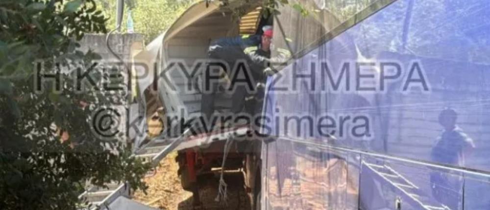 Τροχαίο - Κέρκυρα: Φονική σύγκρουση λεωφορείου με φορτηγό (βίντεο)