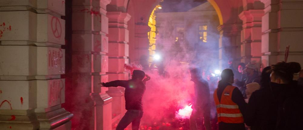 Σερβία - Νόβι Σαντ: Επεισόδια σε διαδήλωση για το δυστύχημα στον σιδηροδρομικό σταθμό (εικόνες)