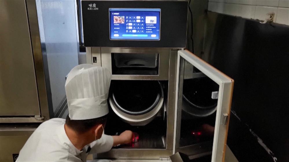 Σανγκάη: Ρομπότ μαγειρεύει νόστιμα γεύματα για ηλικιωμένους σε κέντρο φροντίδας