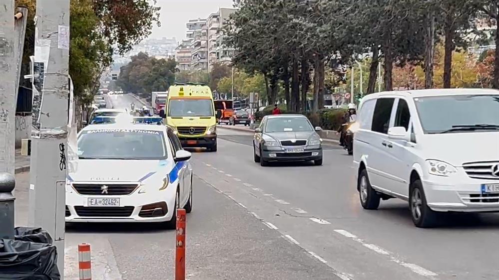 Θεσσαλονίκη: Αστυνομικοί συνοδεύουν τα ασθενοφόρα με τις διασωληνωμένες αδελφές από την Ξάνθη