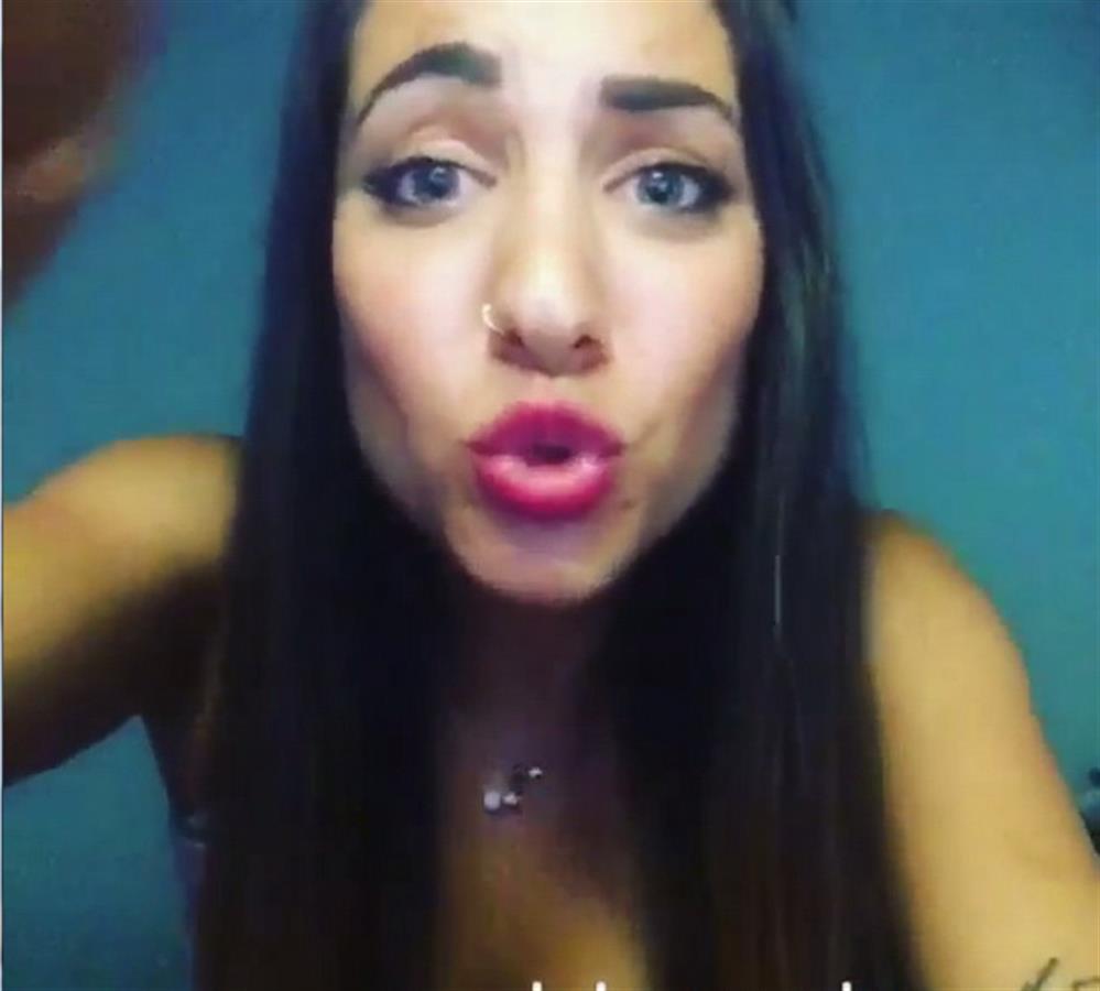 Η sexy σύντροφος του Έλληνα τραγουδιστή κάνει νάζια στην κάμερα