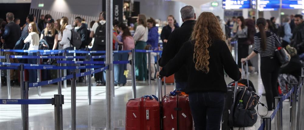 Ζάκυνθος: Ένταση στο αεροδρόμιο - Γυναίκα έσκισε την μπλούζα αστυνομικού