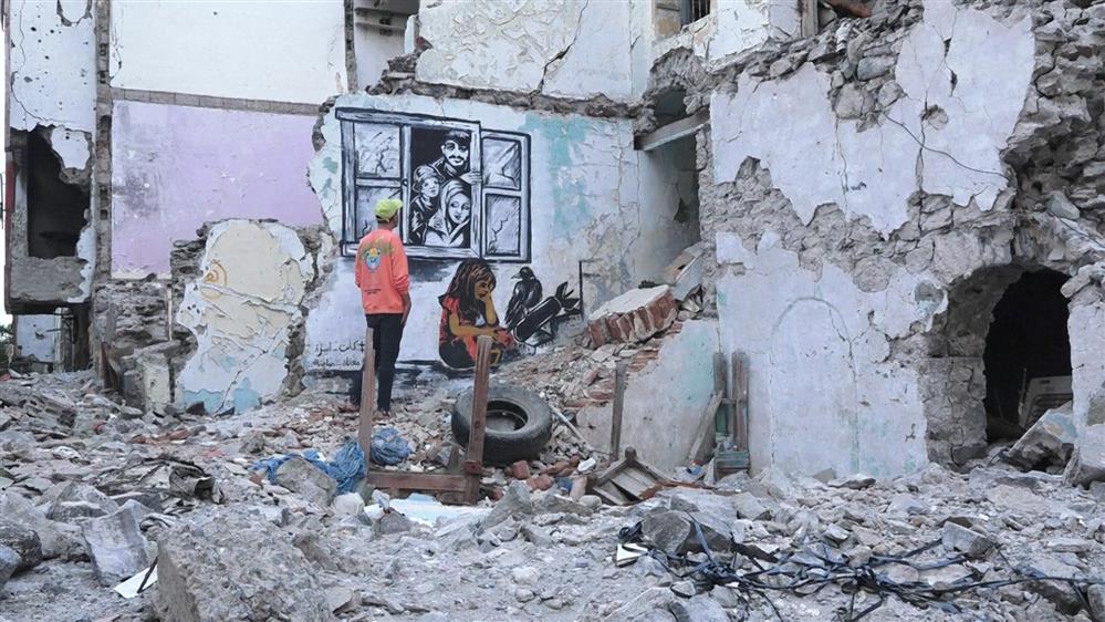 Υεμένη: Καλλιτέχνης ζωγραφίζει στα κατεστραμμένα σπίτια