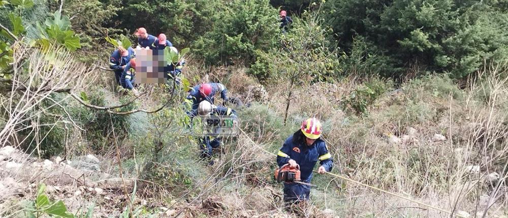 Ιωάννινα – τροχαίο: Απεγκλωβισμός μάνας και ανηλίκου από γκρεμό (εικόνες)