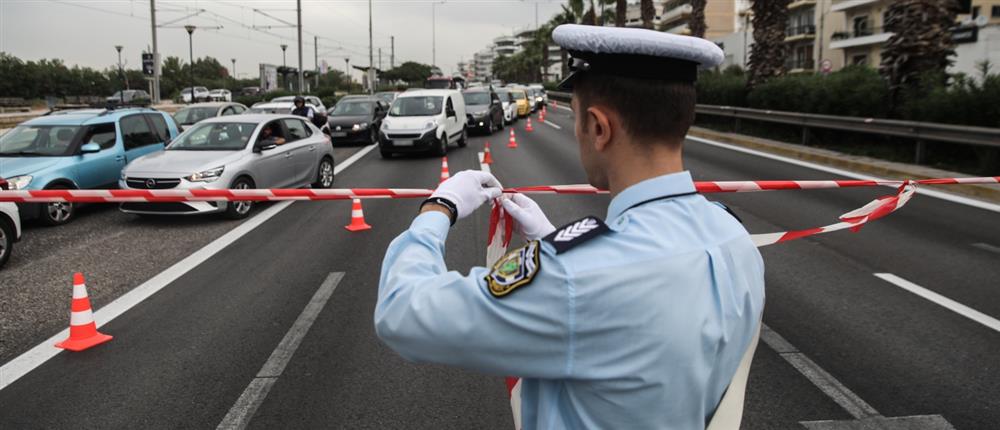 Κίνηση - Περιφερειακή Αιγάλεω: Ανατροπή φορτηγού έκλεισε δρόμους (εικόνες)