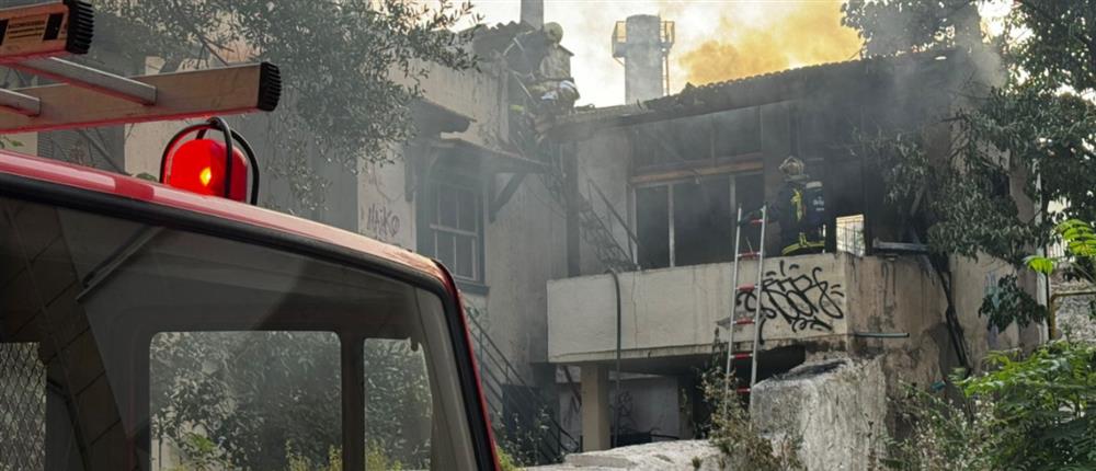 Θεσσαλονίκη: Φωτιά σε εγκαταλελειμμένο σπίτι (εικόνες)