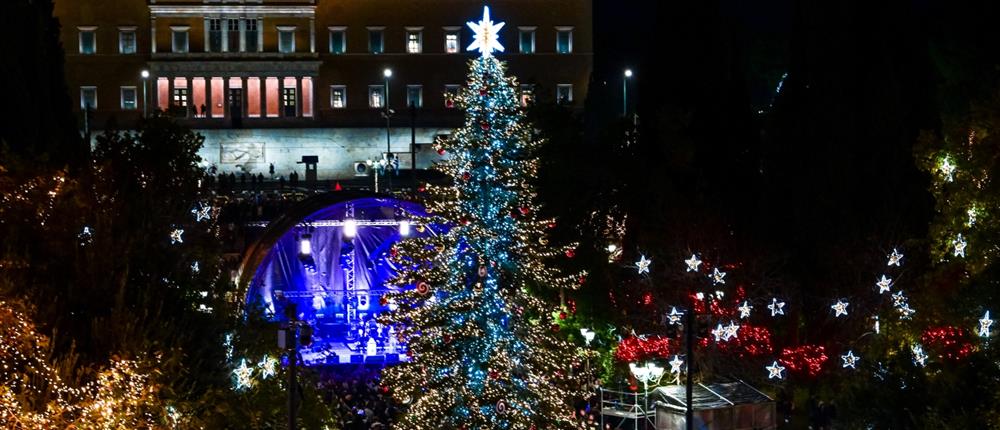 Σύνταγμα: Φωταγωγήθηκε το χριστουγεννιάτικο δέντρο (εικόνες) 