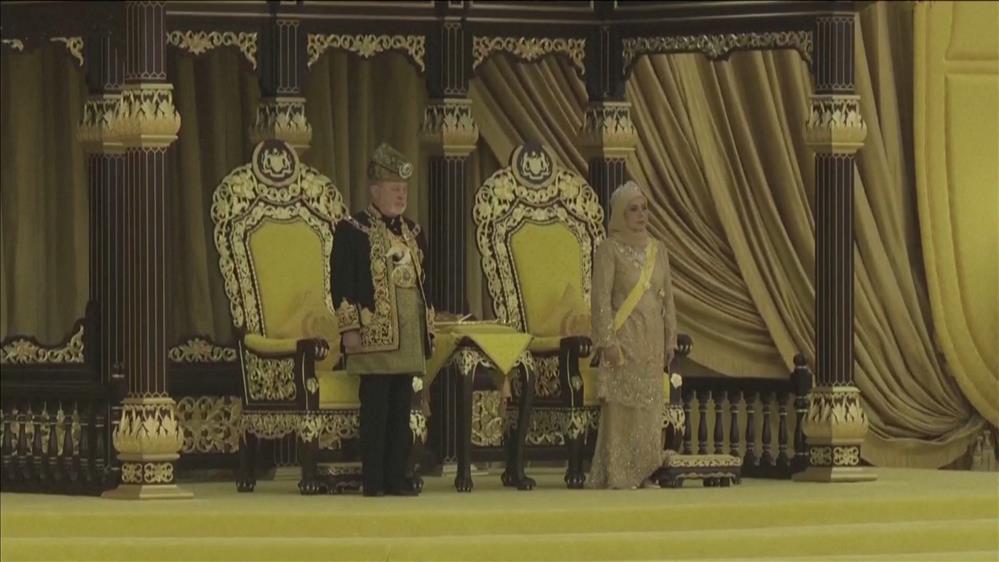 Ο βασιλιάς της Μαλαισίας ανεβαίνει στον θρόνο του και επίσημα