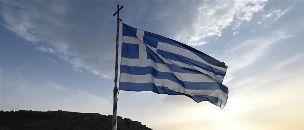 Ρόδος: Νεαροί τουρίστες αποπειράθηκαν να κατεβάσουν την ελληνική σημαία από Α.Τ