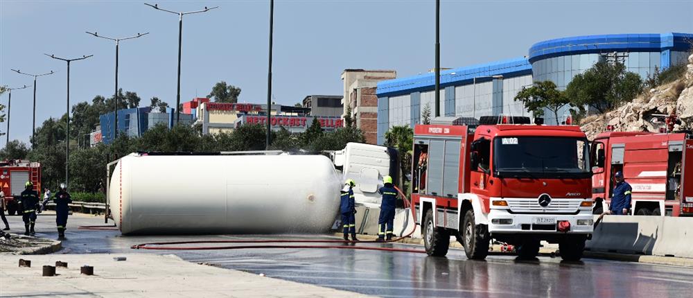 Σχιστό - Ανατροπή βυτιοφόρου: Μποτιλιάρισμα στους δρόμους και εκκένωση δομής (εικόνες)