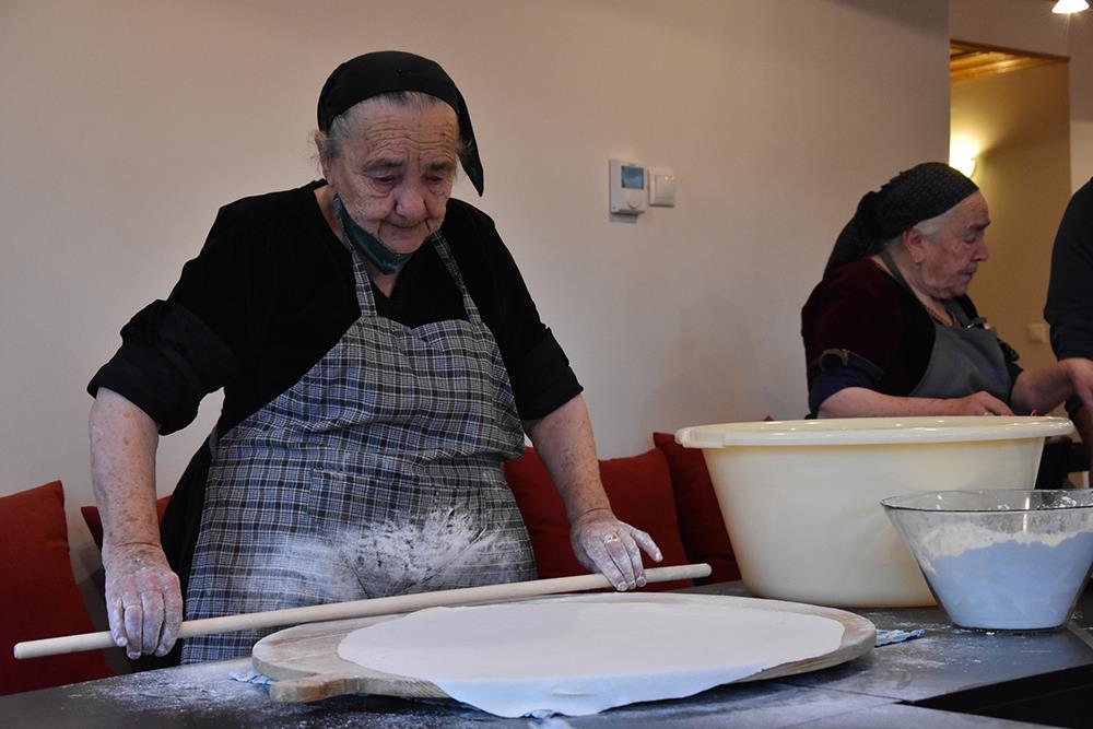 Μετσόβιο Κέντρο Διεπιστημονικής Έρευνας - ΜΕΚΔΕ - γιαγιάδες - Μέτσοβο - μετσοβίτικες πίτες