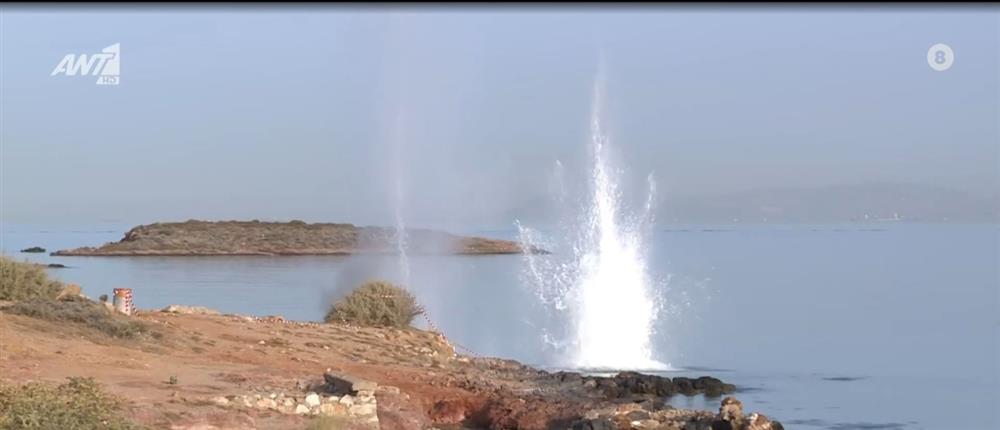 Καβούρι: Ελεγχόμενη έκρηξη σε αντιαρματική νάρκη μέσα στην θάλασσα (βίντεο)