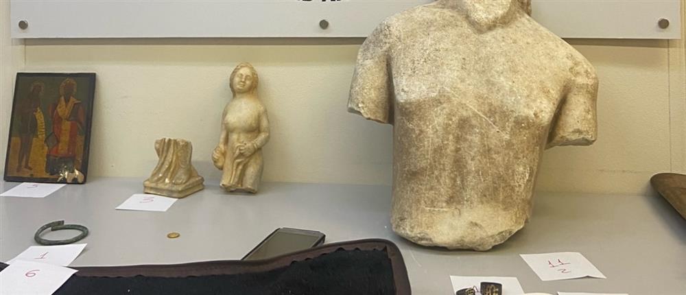 Αττική: Αρχαιοκάπηλοι “πιάστηκαν” με σπάνιο νόμισμα και αντικείμενα ανυπολόγιστης αξίας (εικόνες)

