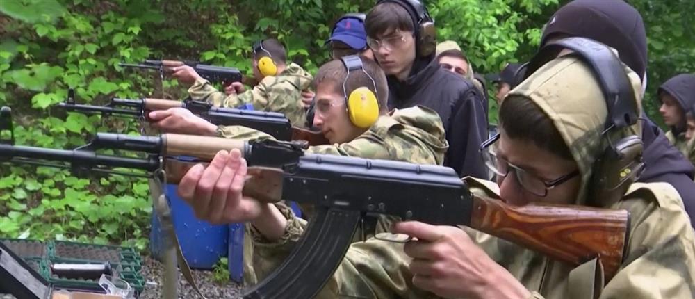 Ρωσία: Μαθητές εκπαιδεύονται στην χρήση όπλων (βίντεο) 