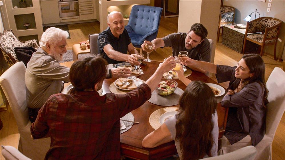Παγιδευμένοι: Το οικογενειακό δείπνο της οικογένειας Μαρκέτου που ενθουσίασε το Twitter/X