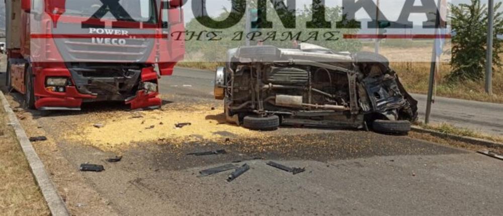 Δράμα - Τροχαίο: Αυτοκίνητο συγκρούστηκε μετωπικά με νταλίκα