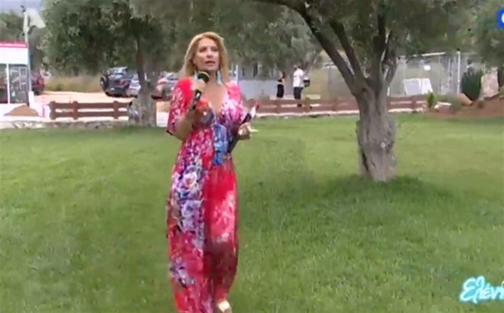 Ελένη Μενεγάκη: Έξω βρέχει και εκείνη εμφανίστηκε από.... - VIDEO