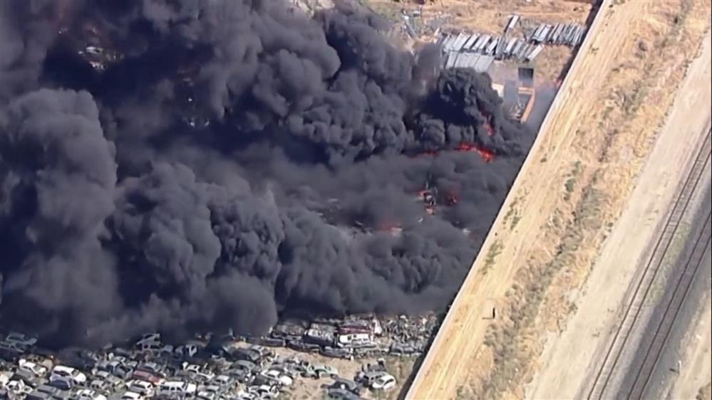 ΗΠΑ: Φωτιά σε μάντρα αυτοκινήτων κατέστρεψε εκατοντάδες οχήματα