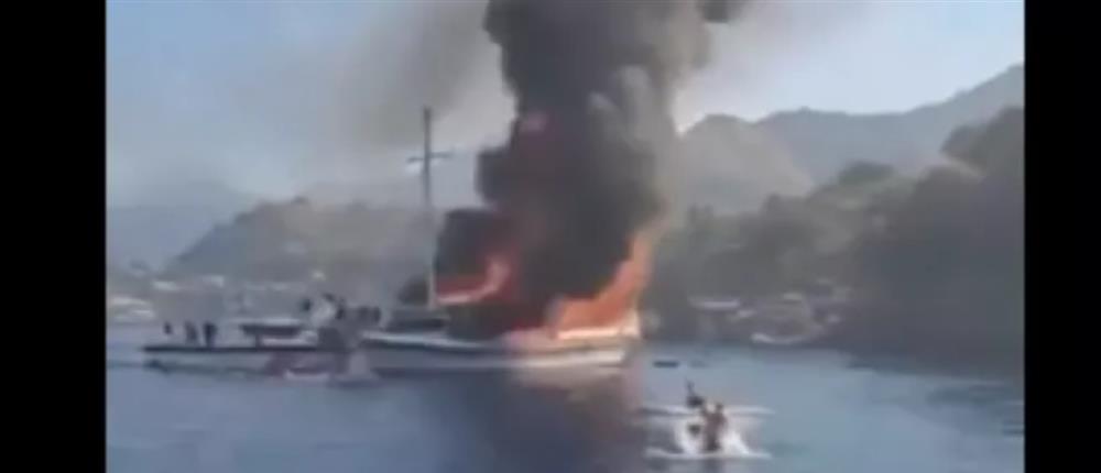 Μαρμαράς: Βυθίστηκε φλεγόμενο σκάφος - Επιχείρηση διάσωσης των 110 επιβατών (εικόνες)