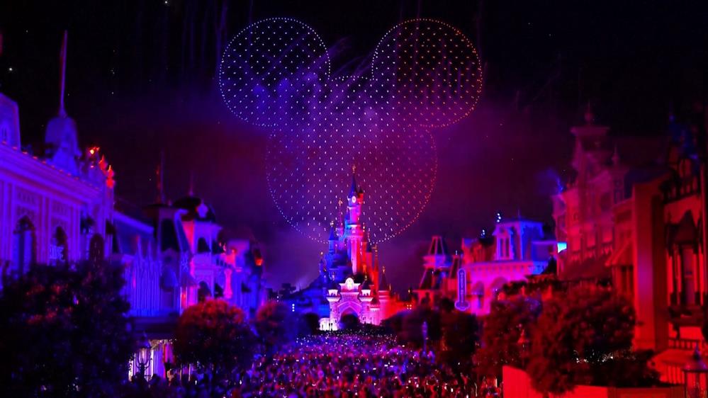 Disneyland: Drones σχημάτισαν την μορφή του Mickey Mouse στον γαλλικό ουρανό, σπάζοντας το ρεκόρ
