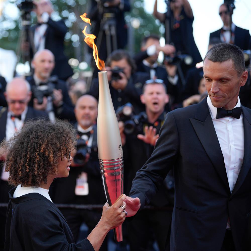 Στο Φεστιβάλ Καννών η Ολυμπιακή φλόγα - Πέρασε από το κόκκινο χαλί (Photos - Videos)