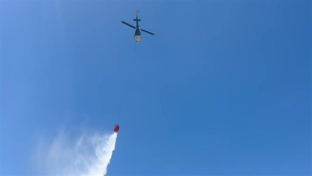 Φωτιά στον Κόκκινος Μύλο: Ρίψεις νερού από ελικόπτερο