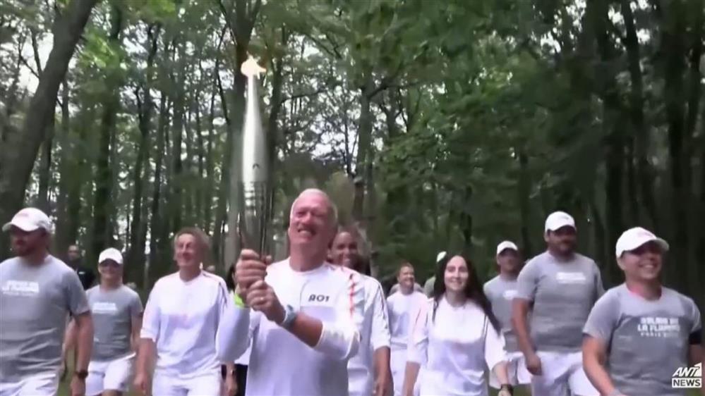 Φαντασμαγορική η τελετή άφιξης της Ολυμπιακής Φλόγας στις Βερσαλλίες
