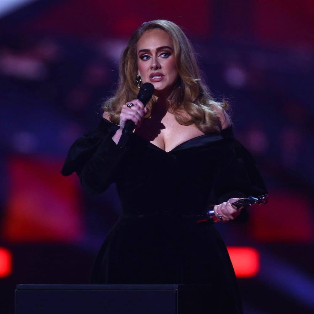 Adele: Ανακοίνωσε με δάκρυα στα ματιά πως κάνει διάλειμμα από τη μουσική