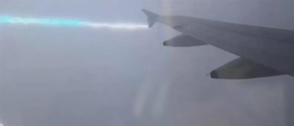 Αεροσκάφος χτυπήθηκε από κεραυνό (βίντεο)