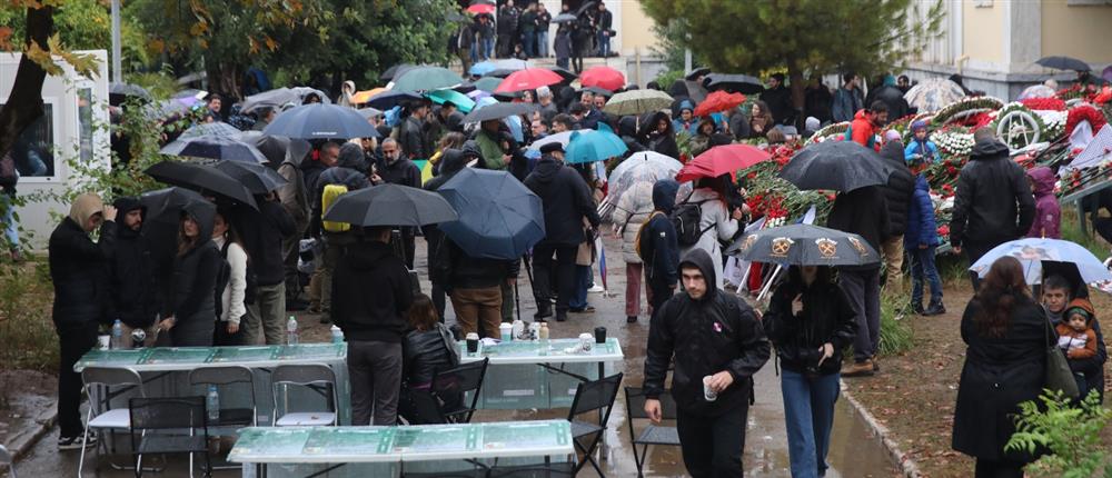 Πολυτεχνείο: Υπό βροχή άνοιξαν οι πύλες του για τον εορτασμό της 51ης επετείου (εικόνες)