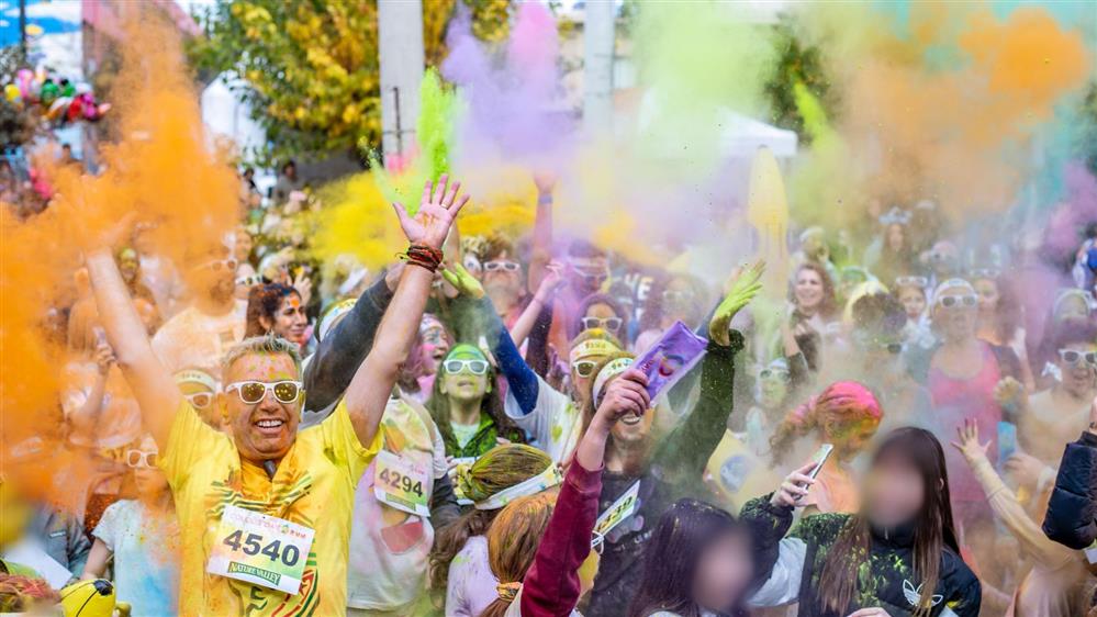 To Colourday Run ενθουσίασε τους δρομείς που συμμετείχαν σε αυτό τον πολύχρωμο & ξεχωριστό αγώνα δρόμου