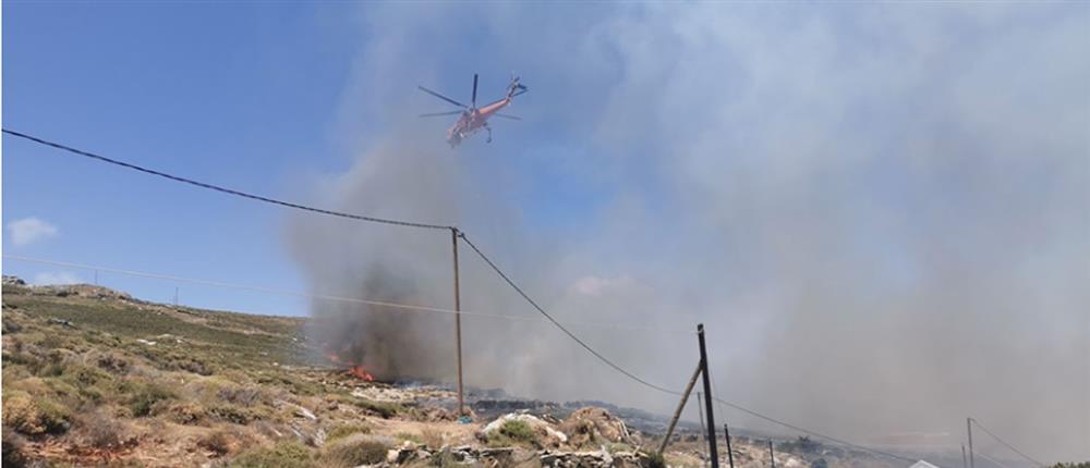Φωτιά στην Άνδρο: Οι φλόγες περικυκλώνουν σπίτια – Φεύγουν ενισχύσεις από Αττική (εικόνες)