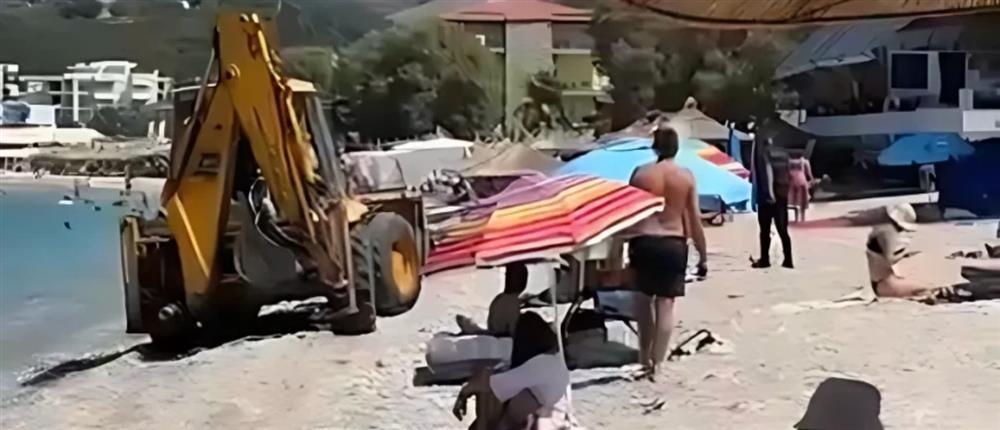 Μπουλντόζα κόβει βόλτες στην παραλία δίπλα στους λουόμενους (βίντεο)