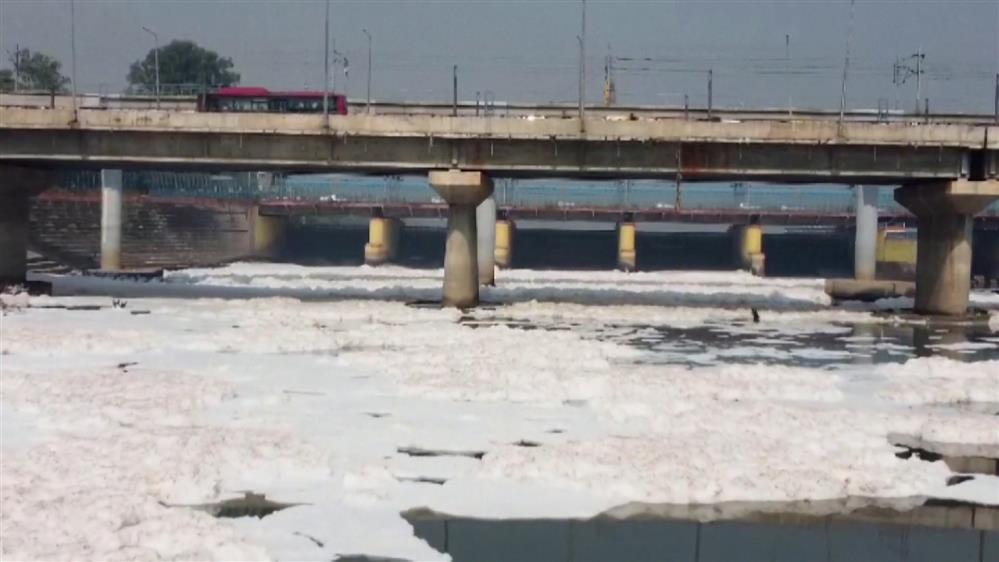 Ινδία: Τοξικός αφρός κάλυψε ποτάμι