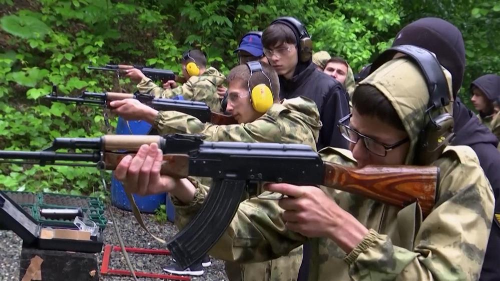 Ρωσία: Μαθητές εκπαιδεύονται στην χρήση όπλων