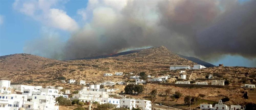 Φωτιά στην Ίο: “Μάχη” για την κατάσβεση με εναέρια μέσα (εικόνες)