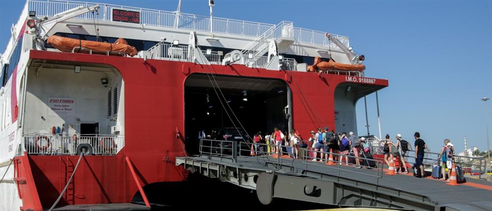 Φολέγανδρος: Πλοίο προσέκρουσε στο λιμάνι - Τραυματίστηκαν επιβάτες