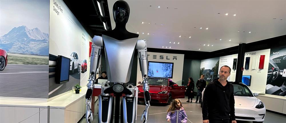 Μασκ: Το ρομπότ Optimus της Tesla... βάζει ποτά και πάει βόλτα τον σκύλο! (βίντεο)