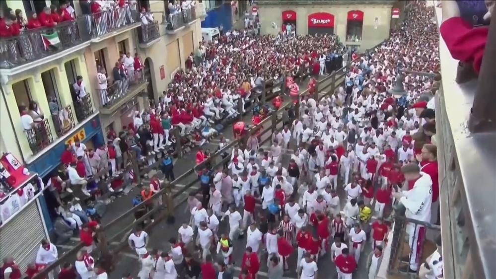 Παμπλόνα: Χιλιάδες άνθρωποι τρέχουν στους δρόμους για να ξεφύγουν από τους ταύρους στο ετήσιο φεστιβάλ
