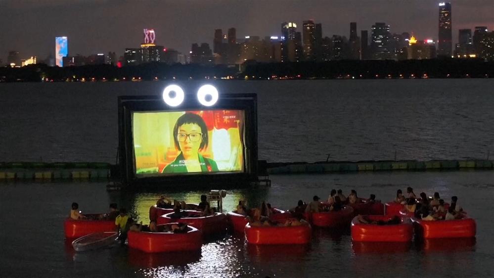 Το πρώτο πλωτό σινεμά σε ποταμό της Κίνας