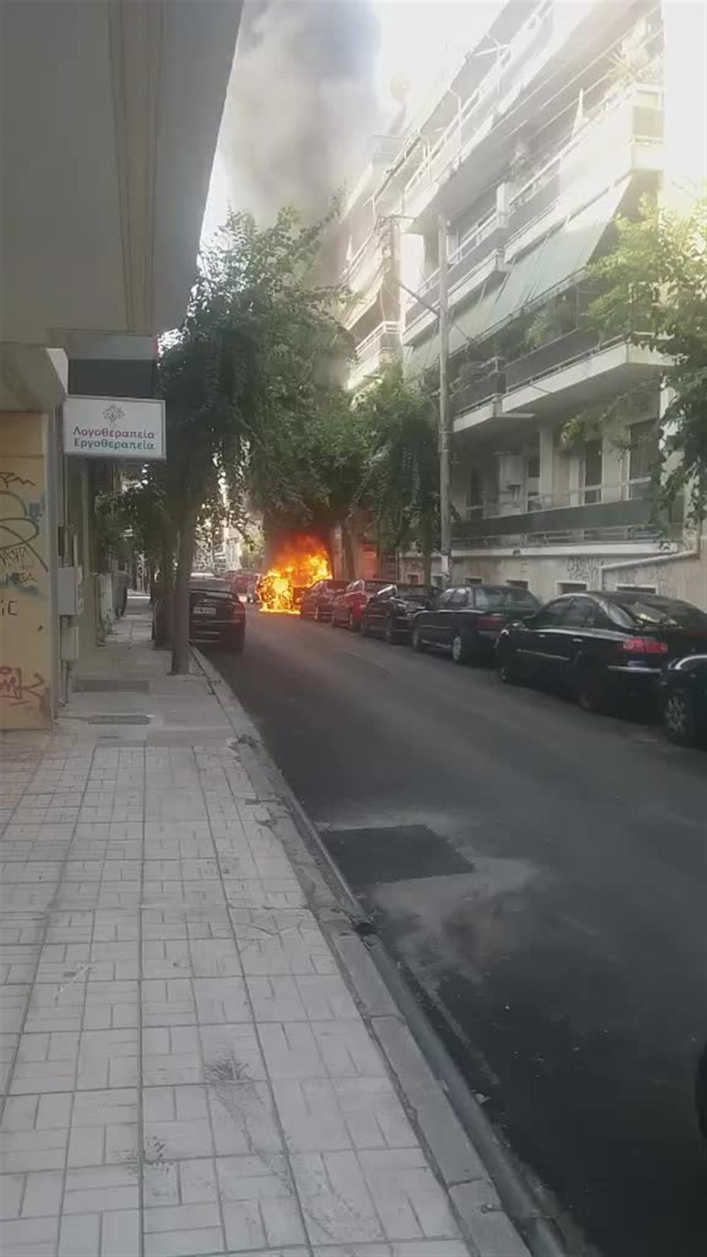 Λάρισα: Φωτιά σε αυτοκίνητο στο κέντρο της πόλης