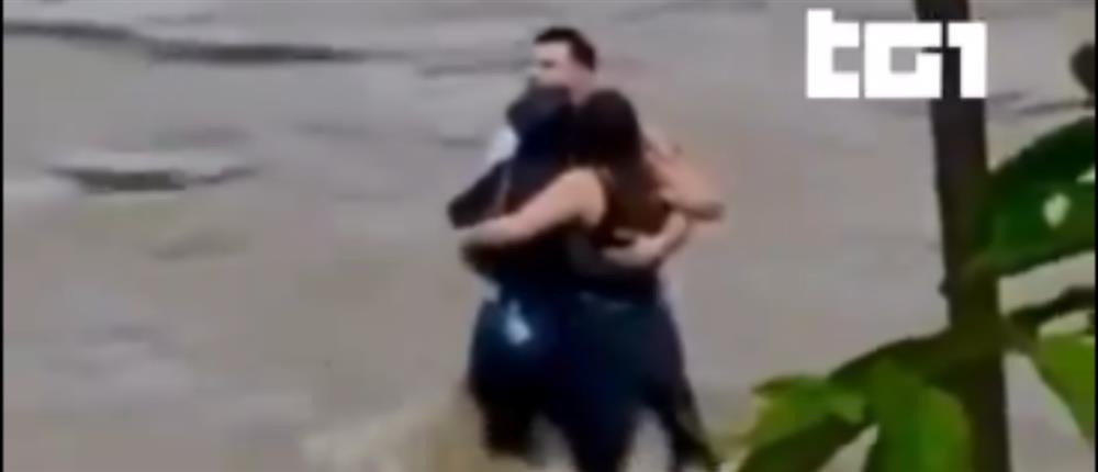 Ιταλία: 3 φίλοι αγκαλιάζονται πριν τους παρασύρουν τα ορμητικά νερά ποταμού (βίντεο)
