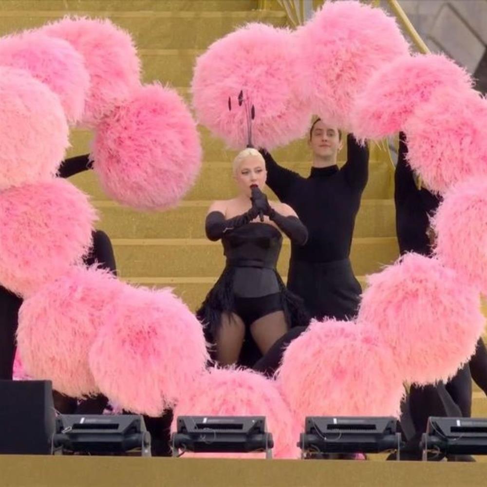 Ολυμπιακοί Αγώνες 2024: Η Lady Gaga σε ένα εντυπωσιακό show που θύμιζε "Moulin Rouge" στην τελετή έναρξης